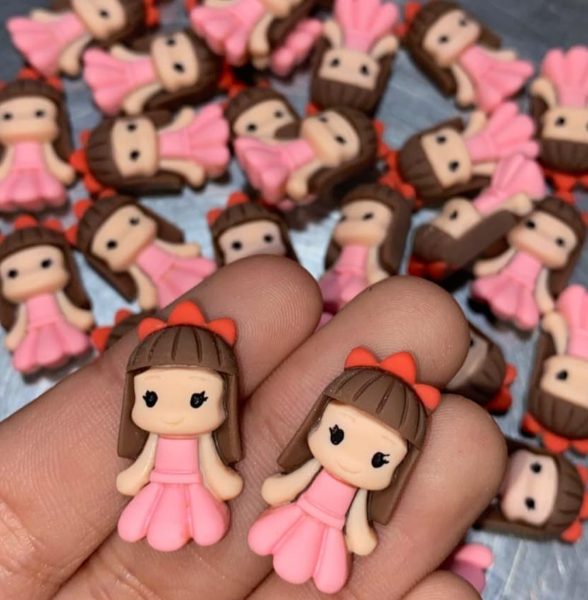 Niña moño rojo