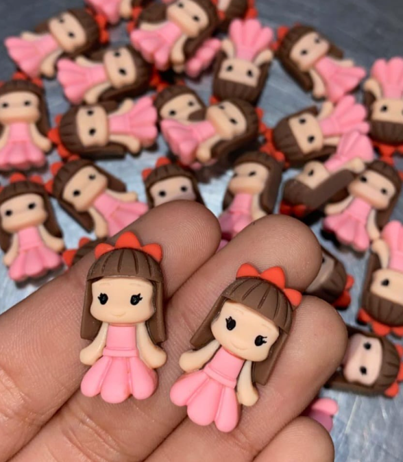 Niña moño rojo